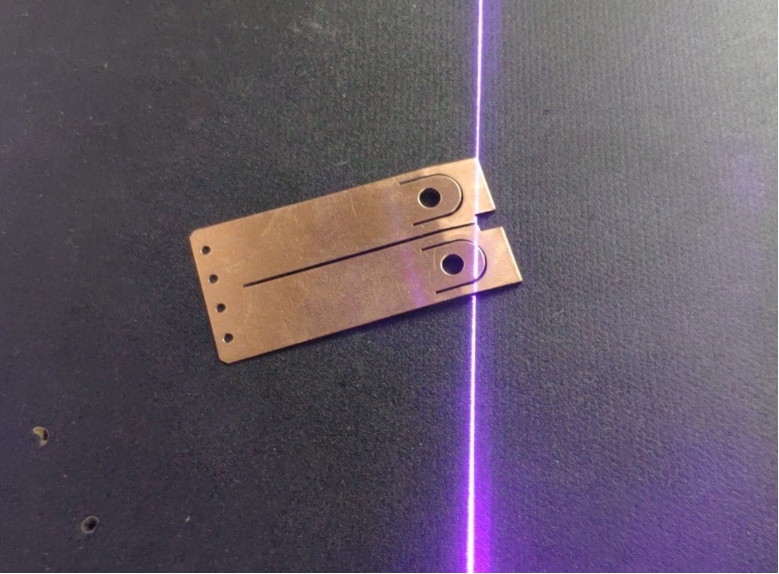 继电器弹片抓取